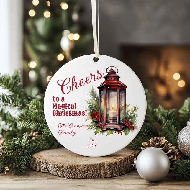 Rustic Lantern Gräs och Berries Cheers jul Julgransprydnad Keramik ("Cheers to a Magical Christmas!" Lit Rustic Lantern Holly and Berries Family Name and Date Ornament)