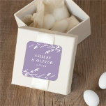 Rustic Lavender Blommigt Wildblombröllopsförmån Fyrkantigt Klistermärke<br><div class="desc">Det här vackra klistermärket för rustiska bröllopsfester har en underbar lavender-lila med vita blommor och elegant-typografi. Det är perfekten för en rustik ännu elegant bröllop och koordinerar med vår Rustic Wildblomsamling.. Mer information finns i designsamlingen.</div>