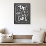 Rustic Life är bättre på Sjö-kalkkortet Canvastryck<br><div class="desc">Den här typen av lantgårdskonst i stil har en känsla av schalkboard konst,  med sin svarta bakgrund och vit text typsnitt. Det är perfekt för ett sjö hem eller någon som kärlek är vid sjö. Skapat av Farmhouse Press.</div>