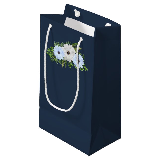 Rustic Light Blue and White Floral Quinceañera  (Framsidan Vinklad)