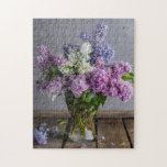 Rustic Lilac-Blommigt Bouquet i Glass Vas Pussel<br><div class="desc">Den här rustiska designen har en fullt av rosa,  lilac och vita blommor i trägolvplattor #blommigt #blommor #blommar #blooms #lilac #lila #rosa #jigszle #puzzle #jigsawpuzzle #roligt #stockingstuffers #vaser #christmas #presenter #giftsforher</div>