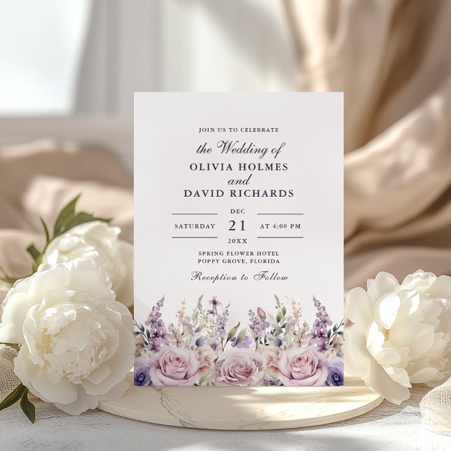 Rustic Lilac och Mauve Blommigt bröllopsinbjudan Inbjudningar (Rustic Lilac and Mauve Floral Wedding Invitation on a boho table with white peonies.)