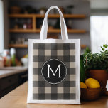 Rustic Linen Black Buffalo Play gingham Monogram Återanvändbar Påse<br><div class="desc">En tålig och manlig design med en yta för monogram. Ett klassiskt,  traditionellt mönster som har funnits i flera år. Om du behöver justera teckningen eller ändra teckensnittet kan du klicka på anpassningsområdet. Då kommer du till designen i verktyg där du kan göra många ändringar.</div>