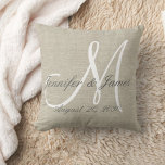 Rustic Linen Titta med White Monogram Bröllop Kudde<br><div class="desc">Personlig bröllop-gåva för newlyweds.Rustiskt utskrivet linne-utseende och vit monokulärkudde med briden och groom-namn och bröllop-datum i en typsnittsöverläggningsdesign på en tryckt beige fotoeffektbakgrund. Elke Clarke© for MonogramGallery at Zazzle. Gör en underbar gåva till nygifta. Underbart trendig, tillbehör till elegant för ditt sovrum, favoritstol, som roligtens hemdekoder i ditt sovrum, vardagsrum,...</div>