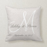 Rustic Linen Titta med White Monogram Kudde<br><div class="desc">Rustik personlig tittar linne med en vit monogramsingång. Design är en teckning av Amelia Carrie. Gör en underbar gåva till Newlyweds,  antikvarier och andra särskilda tillfällen. Mycket trendig och en trevlig accent biet för ett sovrum,  ett vardagsrum,  en favoritstol osv. Anpassa med namn,  ursprungligt datum och datum.</div>