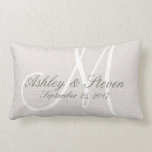 Rustic Linen Titta med White Monogram Lumbarkudde<br><div class="desc">Rustik tittar av personlig i form av en vit monogramkant. Design är en teckning av Amelia Carrie. Gör en underbar gåva till Newlyweds,  antikvarier och andra särskilda tillfällen. Mycket trendig och en trevlig accent biet för ett sovrum,  ett vardagsrum,  en favoritstol osv. Anpassa med namn,  ursprungligt datum och datum.</div>