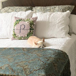 Rustic Linen Wandemonogram Bröllop Keepsaké Kudde<br><div class="desc">Personlig bröllop keepsaké. Den här eleganten har en strålande digital linne-kudde med en beige linen struktur-bakgrund med en vacker vattenfärgsgrej och bomullssprit som ram är den klassiska mörken grått monogram initialt. Parets första namn är skriven över det första monogrammet i ett vackert kalligrafiskt skript, med bröllop-datumet nedan. Utformningen är densamma...</div>