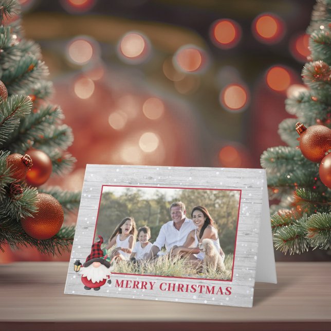 Rustic Lumberjack Gnome Anpassningsbar Julfoto Helgkort (Rustic Lumberjack Gnome Custom Christmas Photo Holiday Card)