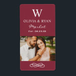 Rustic Maroon Red Bröllop Monogram Vin Photo Fraktsedel<br><div class="desc">Kortiketterna chic flaska har ett giftigt monogram av bruden och brudgummen namn och efternamnet initial,  bröllop datum och typ av vin,  tillsammans med ett foto av brudgummen och brudgummen. Elfenbenstext och jordrött färg.</div>