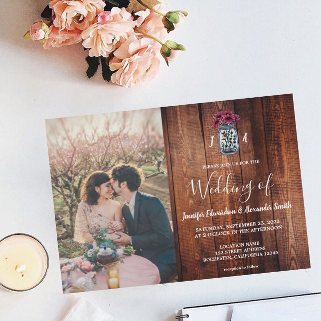 Rustic Mason burk lada-foto Bröllop Inbjudningar (Rustic barn wood mason jar monogrammed photo wedding  invitation.)