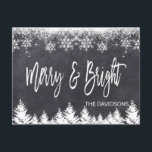 Rustic Merry och Bright Chalkboard Typography Meddelande Vykort<br><div class="desc">Elegantens utformning med en elegant,  modern "Merry and Bright"-typografi,  på en krita med snöflingor och träd. Använda Anpassa verktyg om du vill lägga till information,  meddelande. Fler idéer i min julfotosamling..</div>