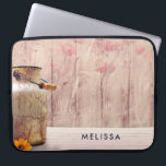 Rustic Mjölk Kan Land Stil på Wood Laptop Fodral<br><div class="desc">Personlig laptop sleeve med en rustik land-design. En gammal rostig mjölk kan med en söt orange blomma. Vetet och rödvallor i bakgrunden mot en svag träpanel. Trä är bara en bild,  inte en riktig bild.</div>