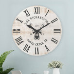 Rustic Modern Anpassningsbar Family Namn-bondeshus Stor Klocka<br><div class="desc">Personlig Familj Namn,  stad,  stat och år har etablerat Rustic Modern Wall-klocka i ett trendig med stil-design med roman numerär klocka ansikte,  buckillustration och Vit nödlidande träplank/avtagsbakgrund. Perfektens gåva till nygifta,  husvärmare eller mor- eller farföräldrar,  eller din stuga,  stuga eller land husmakron.</div>