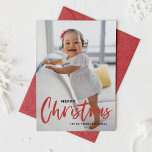 Rustic Modern Calligraphy Red God jul Helgkort<br><div class="desc">God Jul! Skicka festligt hälsning den här julsäsongen med det här anpassadet. Den har en modig och modern kalligrafi med ett festligt helgdag mönster. Anpassa genom att lägga till foto,  namn,  år och andra detaljer. Det här moderna kalligrafifotojulkortet finns i andra kartonger.</div>