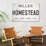 Rustic Modern Farmhouse Homestead Canvastryck<br><div class="desc">Öka din livsmiljö med vår utsökta, utslitna Canvas Wall Art Homestead-skylt, där tidlös charm möter modern lantbruksestetik. Denna konst biet förenar utan vidare en elegant elegans med ett industriellt kant, som har en fingerad, krackad och nedtryckt, benvit bakgrund som blottlägger en historiekänsla genom att färga färgen och det vävrade struktur....</div>