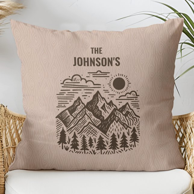 Rustic Modern Mountains Custom Kudde (Rustic Modern Mountains with Faux Wood Texture Custom Family Name Throw Pillow)