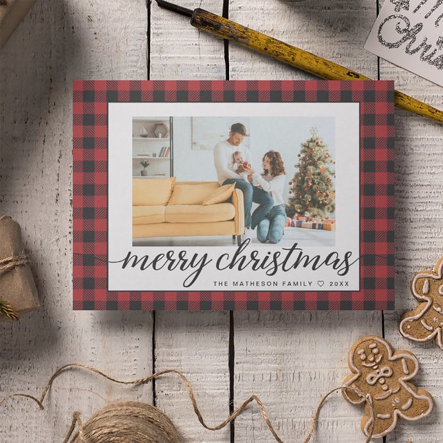 Rustic Modern Red Black Play-julfoton Julkort (Red Black buffalo plaid photo Merry Christmas card.)