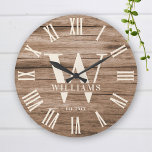 Rustic Monogram Anpassningsbar Farmhouse Namn Retr Stor Klocka<br><div class="desc">Personlig Family Namn,  monogram och år,  har etablerat Rustic Modern Wall-klocka i ett trendig-lantbruk med stil-design med romerskt numeriskt klockformat ansikte och ljusvit träplank/skiftläge. Perfektens gåva till nygifta,  bröllop eller husdjursbidrag eller gåva till mor- eller farföräldrar,  eller till ett hemmakontrakt i din stuga,  stuga eller i land.</div>