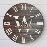 Rustic Monogram Anpassningsbar Farmhouse Namn Retr Stor Klocka<br><div class="desc">Personlig Family Namn,  monogram och år,  har etablerat Rustic Modern Wall-klocka i ett trendig-lantbruk med stil-design med romerskt numeriskt klockformat ansikte och mörk-träplank/avtagsbakgrund. Perfektens gåva till nygifta,  bröllop eller husdjursbidrag eller gåva till mor- eller farföräldrar,  eller till ett hemmakontrakt i din stuga,  stuga eller i land.</div>