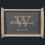 Rustic Monogram Chic för första familjen Namn Cute Frukostbricka<br><div class="desc">Rustic Monogram - första familjens Namn-matningsfack för Chic av cute. Personlig monogram initialt och med familjens efternamn och bröllop-datum i skriptbokstäver på grått-bakgrund. Gör en unik gåva till nygifta. Fin för sitt nya liv tillsammans, också för en gåva till husuppvärmningen. Klicka på Anpassa mallen om du vill anpassa den snabbt...</div>