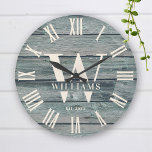 Rustic Monogram Driftwood Anpassningsbar Namn Stor Klocka<br><div class="desc">Personlig Family Namn,  monogram,  och år har etablerat Rustic Modern Wall-klocka i ett trendig-lantbruk med stil-design med roman numerär klocka ansikte och turkos grått-drivplank/förskjutningsramverk. Perfektens gåva till nygifta,  bröllop eller husdjursbidrag eller gåva till mor- eller farföräldrar,  eller till ett hemmakontrakt i din strandstuga,  stuga eller i land sjö.</div>