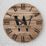 Rustic Monogram Farmhouse Anpassningsbar Namn<br><div class="desc">Personlig Family Namn,  monogram och år,  har etablerat Rustic Modern Wall-klocka i ett trendig-lantbruk med stil-design med romerskt numeriskt klockformat ansikte och ljusvit träplank/skiftläge. Perfektens gåva till nygifta,  bröllop eller husdjursbidrag eller gåva till mor- eller farföräldrar,  eller till ett hemmakontrakt i din stuga,  stuga eller i land.</div>