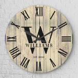 Rustic Monogram Farmhouse Anpassningsbar Namn<br><div class="desc">Personlig Family Namn,  monogram och år,  har etablerat Rustic Modern Wall-klocka i ett trendig-lantbruk med stil-design med romerskt numeriskt klockformat ansikte och ljusvit träplank/skiftläge. Perfektens gåva till nygifta,  bröllop eller husdjursbidrag eller gåva till mor- eller farföräldrar,  eller till ett hemmakontrakt i din stuga,  stuga eller i land.</div>