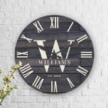 Rustic Monogram Farmhouse Anpassningsbar Namn Stor Klocka<br><div class="desc">Personlig Family Namn,  monogram och år,  har etablerat Rustic Modern Wall-klocka i ett trendig-lantbruk med stil-design med roman numerär klocka ansikte och mörk brun svart träplank/förskjutningsbakgrund. Perfektens gåva till nygifta,  bröllop eller husdjursbidrag eller gåva till mor- eller farföräldrar,  eller till ett hemmakontrakt i din stuga,  stuga eller i land.</div>