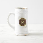 Rustic Monogram Groomsman Beer Stein Sejdel<br><div class="desc">Personlig Rustic groomsman ölstein med trämonogram,  blommigt accents och elegant guld trim. En charmig och manlig gåva till din bröllopsfest.</div>