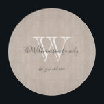 Rustic Monogram initial Chic och Namn Coola<br><div class="desc">Rustic Monogram-Chicen för första och Coolan i Namn. Personlig monogram initialt och familjens efternamn och bröllop-datum i skript med text på en beige bakgrund. Gör en unik söt gåva till nygifta. Fin för sitt nya liv tillsammans, även perfekt som en gåva till uppvärmningen av hemmet, möhippa, möhippa, förlovning eller bröllop....</div>