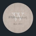 Rustic Monogram initial Chic och Namn Coola<br><div class="desc">Rustic Monogram-Chicen för första och Coolan i Namn. Personlig monogram initialt och familjens efternamn och bröllop-datum i skript med text på en beige bakgrund. Gör en unik söt gåva till nygifta. Fin för sitt nya liv tillsammans, även perfekt som en gåva till uppvärmningen av hemmet, möhippa, möhippa, förlovning eller bröllop....</div>