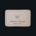 Rustic Monogram & Namn Newlyows Bröllop Chic Badrumsmatta<br><div class="desc">Rustic Monogram & Namn Newlyows Bröllop Chic Bath Mat. Värmebeige personlig och grått monogrammat badmat. Med klassiskt skript för det monogrammade efternamnet, början och namnen för bruden och trimmen och datumet på en solid, varm beige bakgrund. En perfekt för nygifta, engagerade par eller vacker för ditt eget badrum. Klicka på...</div>