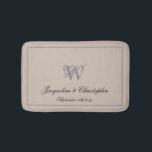 Rustic Monogram & Namn Newlyows Bröllop Chic Badrumsmatta<br><div class="desc">Rustic Monogram & Namn Newlyows Bröllop Chic Bath Mat. Värmebeige personlig och grått monogrammat badmat. Med klassiskt skript för det monogrammade efternamnet, början och namnen för bruden och trimmen och datumet på en solid, varm beige bakgrund. En perfekt för nygifta, engagerade par eller vacker för ditt eget badrum. Klicka på...</div>