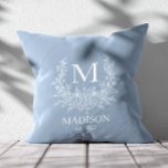 Rustic Monogram Personlig Inledande Kudde<br><div class="desc">Lägg till en mysigt och snyggt till ditt hem med det här roliga monogrammet dekorativ kudde. Den här kudden har ett anpassade som börjar i en tidlös, rustik design och blandar lantbrukscharm med modern elegans. Perfekt för vardagsrum, rum eller som personlig för bröllop, årsdagar och vardagsmat. En unik accent biet...</div>