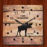 Rustic Moose Camp Plank Stil akrylklock Fyrkantig Klocka<br><div class="desc">Anpassa den här skorstena träets väggklocka till din egen text. Akrylväggklockan trycks i en cedarproppstall stil mönster accentuerad med en svart silhuetterad mos. Skulle passa särskilt underbart in i vilken bergskabin,  jaktlägerplats eller människogroparnas dekoration. Finns i valfritt eller rund eller kvadratisk ansikte.</div>