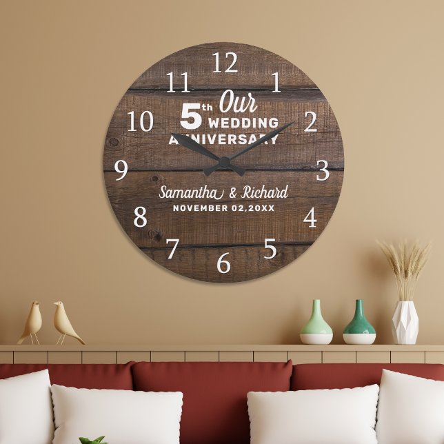 Rustic Mörk Brown Wood 5:e Bröllop-årsdagen Stor Klocka (Rustic Dark Brown Wood 5th Wedding Anniversary Large Clock)