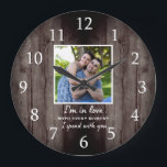 Rustic Mörk Wood Bröllop-årsdagen Kärlek Photo Stor Klocka<br><div class="desc">Bröllop-klockan med ett romantiskt citat "Jag är i kärlek varje stund jag har varit tillsammans med dig" för att uttrycka din kärlek.Personalisera med ditt favoritpar.. foto.</div>