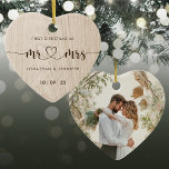 Rustic Mr. och mrs Bröllop Photo Julgransprydnad Keramik<br><div class="desc">Embrace Rustic Charm: Fira er speciella dag med denna Rustic Faux Wood Mr. och Bröllop Photo Ceramic Ornament. Den är skapad för att imitera träets allure, den framstår som varm och karaktär. Med "Mr. Och Mrs.' känsla i ett fyrkantigt teckensnitt, den här hjärtformade prydnadsformen rymmer ditt foto från personlig bröllop...</div>