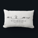 Rustic Mr. och Newlyowed Bröllop Gift Lumbarkudde<br><div class="desc">Gör er gåva till de nya lywederna minnesvärd med den här söta kalligrafin Mr. och Mrs. calligraphy-typsnittet med en hjärtbukett,  mot en bakgrund med sprängverkan. Anpassa enkelt till namn och valdatum.</div>