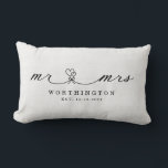Rustic Mr. och Newlyowed Bröllop Gift Lumbarkudde<br><div class="desc">Gör er gåva till de nya lywederna minnesvärd med den här söta kalligrafin Mr. och Mrs. calligraphy-typsnittet med en hjärtbukett,  mot en bakgrund med sprängverkan. Anpassa enkelt till namn och valdatum.</div>