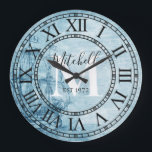 Rustic Nautical Vintage Frakt Monogram Family Namn Stor Klocka<br><div class="desc">Den här vackra, unika, unika personligen med en enda stil har en faux-rustic nödlidande segelbåtbakgrund i nautiska vintagen med en inledande och efternamn i fet stil och manustypografi. Anpassa den här klockan genom att lägga till din egen personliga information. Gör ett underbart bröllop, en årsdag eller en gåva till husuppvärmningen....</div>