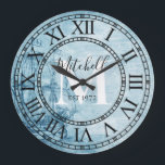 Rustic Nautical Vintage Frakt Monogram Family Namn Stor Klocka<br><div class="desc">Den här vackra, unika, unika personligen med en enda stil har en faux-rustic nödlidande segelbåtbakgrund i nautiska vintagen med en inledande och efternamn i fet stil och manustypografi. Anpassa den här klockan genom att lägga till din egen personliga information. Gör ett underbart bröllop, en årsdag eller en gåva till husuppvärmningen....</div>