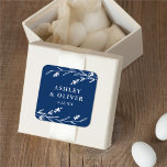 Rustic Navy Blue Blommigt Wildblombröllop Favor Fyrkantigt Klistermärke<br><div class="desc">Det här vackra klistermärket för rustiska bröllopsresor har en underbar marin blå bakgrund med vita blommor och elegant typografi. Det är perfekten för en rustik ännu elegant bröllop och koordinerar med vår Rustic Wildblomsamling.. Mer information finns i designsamlingen.</div>