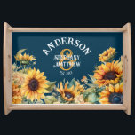Rustic Navy Blue Solros Personligt bröllp Gift Frukostbricka<br><div class="desc">Fira den speciella dagen för nylingarna med den här charmerande Rustic Navy Blue Solros Personligt bröllp Gift Serving Tray. Detta unika biet kombinerar solblommornas traditionella skönhet med ett inslag av rustik elegans i en fantastisk marin blå nyck. Med personligens utformning kan du anpassa facket med namn från paret lycklig och...</div>