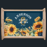 Rustic Navy Blue Solros Personligt bröllp Gift Frukostbricka<br><div class="desc">Fira den speciella dagen för nylingarna med den här charmerande Rustic Navy Blue Solros Personligt bröllp Gift Serving Tray. Detta unika biet kombinerar solblommornas traditionella skönhet med ett inslag av rustik elegans i en fantastisk marin blå nyck. Med personligens utformning kan du anpassa facket med namn från paret lycklig och...</div>