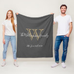 Rustic Newlyged Monogram Initial Namn Chic Fleecefilt<br><div class="desc">Rustic Newly weds Gift Monogram Initial Chic Fleece Blanket. Gör en unik gåva till nygifta eller till en möhippa eller ett pars duschgåva. Fin för sitt nya liv tillsammans, också för en gåva till husuppvärmningen. Klicka på Anpassa den här mallen om du vill anpassa den med ditt monograms efternamn, den...</div>