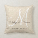 Rustic Oak Linen Titta med vitt monogram Kudde<br><div class="desc">Rustik ek i personlig tittar linne med en vit monograminledning. Design är en teckning av Amelia Carrie. Gör en underbar gåva till Newlyweds,  antikvarier och andra särskilda tillfällen. Mycket trendig och en trevlig accent biet för ett sovrum,  ett vardagsrum,  en favoritstol osv. Anpassa med namn,  ursprungligt datum och datum.</div>