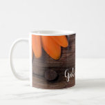 Rustic Orange Daisy Barn Wood Landsbyggsbröllop Kaffemugg<br><div class="desc">Den charmerande Daisyn Rustic Orange och Barn Wood Landsbyggsbröllop Coffee Kopp kan vara personlig med namnen på bruden och brudgummen för att skapa en gåva av ett slag till nyfödda, brudgummar eller marskalkar. Den här avslappnaden, som ändå är klassens anpassningsbar ranch temat nuptial mugg, har en ganska nära blommigt foto...</div>