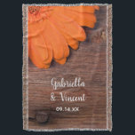 Rustic Orange Daisy och Barn Wood Landsbyggsbröllo Filt<br><div class="desc">Landsbyggsbröllopet Throw med den charmerande Rustic Orange-Daisyn kan vara personlig med namn på ceremonin för bruden och brudgummen och giftermål för att skapa en av en vänlig keepsakpresenter. Den här lantgården eller den westerna bergsmassiven stil anpassningsbar har ett fyrkantsfoto av blommigt av en blommar av blommor av orange-daisy med vävt...</div>