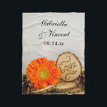 Rustic Orange Daisy Woodland Bröllop Fleecefilt<br><div class="desc">Den nya bruden och brudgummen kommer att göra att kärlek gungar under den charmerande personligen Rustic Orange Daisy Woodland Bröllop Fleece Blanket. Denna mjuka och mysiga personligt bröllp-filt har en charmerande blommigt av en blommar av daisy av orange, naturligt träsegment med ord KÄRLEK som brinner på den, gräs och möhippa...</div>